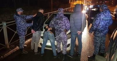На проспекте Калинина трое мужчин ограбили калининградца и скрылись на авто
