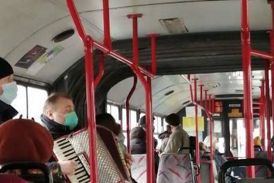 Мужчина сыграл на аккордионе для псковичей в городском автобусе