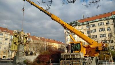 Власти Чехии демонтировали памятник советскому маршалу в Праге