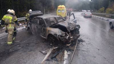 В результате лобового столкновения сгорели два автомобиля в Крыму.