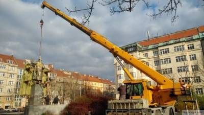 Власти Чехии снесли пьедестал монумента маршала Конева