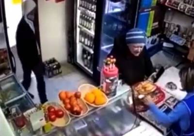 Ограбление пенсионерки в рязанском магазине попало на видео