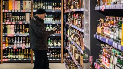 Продажу алкоголя в магазинах до 23.00 поддержали 60% петербуржцев