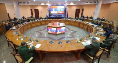 Министры обороны Армении и России подписали пакет документов о миротворцах в Карабахе