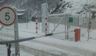 Порядка 690 фур встали на границе с Грузией после закрытия дороги