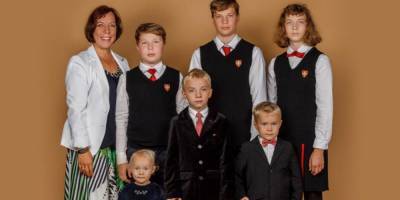 В Эстонии уволили министра образования, возившего шестерых детей в школу на служебной машине