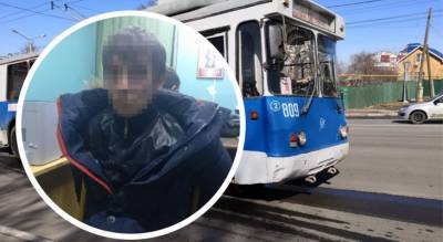 Водитель троллейбуса спугнул грабителей, которые напали на женщину