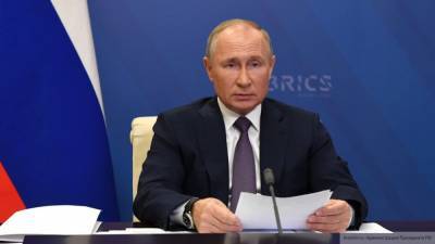 Путин заявил о доступности российской вакцины для всех