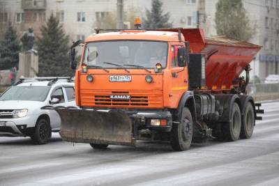 Более 30 спецмашин чистят дороги Волгограда от гололеда