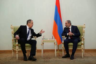 ​"Странность" с флагом на встрече Пашиняна и Лаврова в Ереване - в МИД России объяснялись