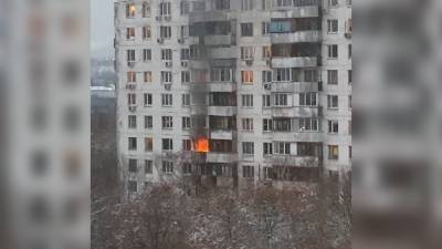 Спасатели вытащили пять человек из горящего дома в Москве.
