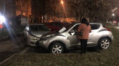 В Твери пьяный водитель врезался в припаркованный автомобиль