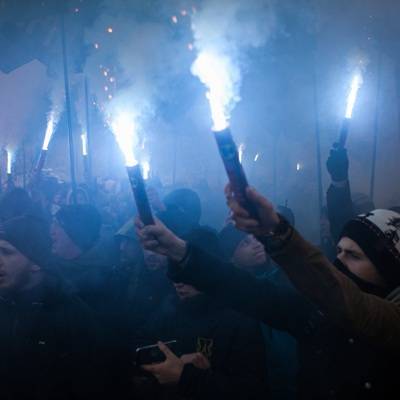 Украинские националисты проводят митинг у больницы, где лечится Зеленский