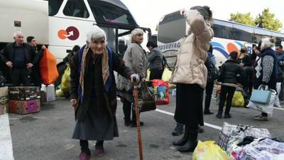 Российские миротворцы сопроводили автобусы с беженцами в Степанакерт