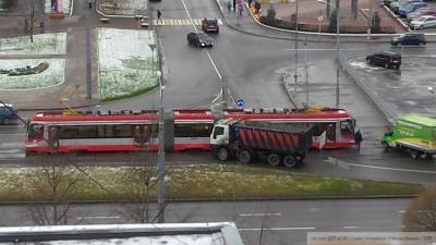 Самосвал протаранил трамвай на севере Петербурга