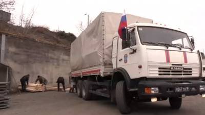 В Степанакерт прибыла гуманитарная колонна МЧС России — видео