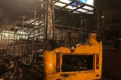 В Киеве на Академгородке дотла сгорела маршрутка, обошлось без жертв
