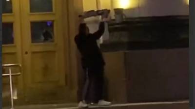 В Харькове мужчина с криками «Аллах Акбар» напал на здание ОГА
