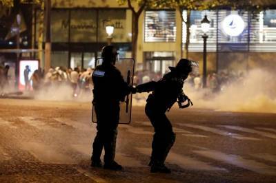 Полиция применила водометы против демонстрантов в Париже
