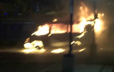 Огненная ловушка: в Киеве прямо на ходу вспыхнула маршрутка, кадры и подробности