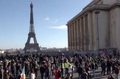 В Париже люди вышли на протест против запрета на съемку полиции и устроили стычки с копами (видео)