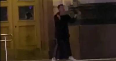 В Харькове неадекватный мужчина с криками "Аллаху акбар!" разбил стекло в дверях ОГА