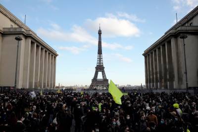 В Париже протестующих разгоняют водометами и слезоточивым газом: видео