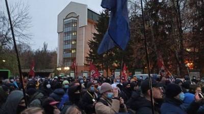 С шинами, фаерами и асфальтом: активисты провели акцию в Феофании, где лечится Зеленский (ФОТО)
