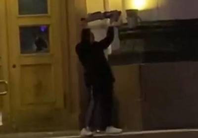 В Харькове мужчина "штурмовал" здание ОГА с криками "Аллах акбар!"