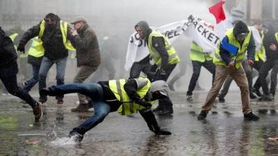 Полиция применила водомет против манифестантов в Париже