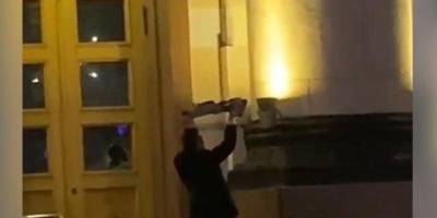 Мужчина, выкрикивая «Аллах Акбар», разбил стекло дверей Харьковской ОГА — видео