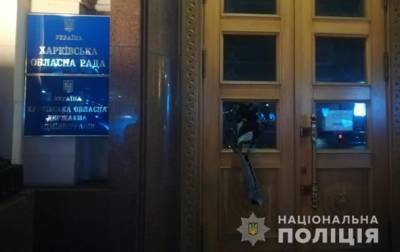 В Харькове парень разбил двери ОГА, чтобы привлечь внимание