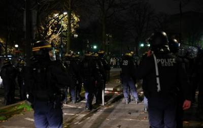 В Париже акцию против полиции разогнали водометами, десятки задержанных