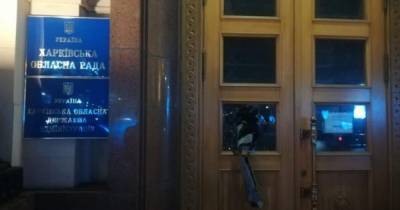 В Харькове мужчина с криками "Аллах Акбар" разбил стекла в дверях ОГА
