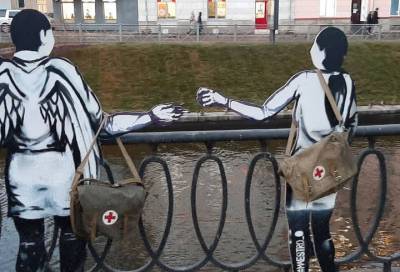 Неизвестный установил фигуры "врачей-ангелов" на набережной Карповки