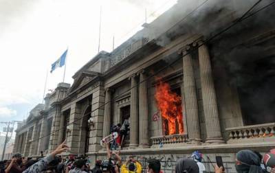 Протестующие в Гватемале подожгли здание парламента