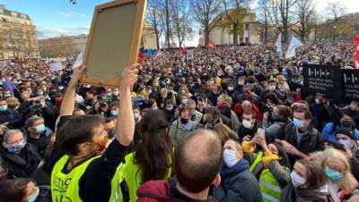 Многотысячные демонстрации прошли во Франции против закона, запрещающего снимать полицейских