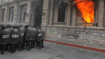 В Гватемале протестующие подожгли здание конгресса