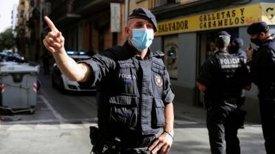 В Барселоне мужчина угрожал группе полицейских ножом
