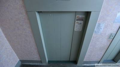 Жительница Курчатова получила переломы из-за обрушения лифта