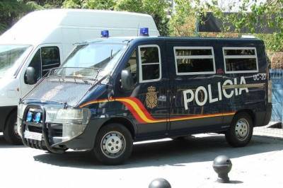 В Барселоне полицейские открыли огонь по мужчине, который угрожал им ножом