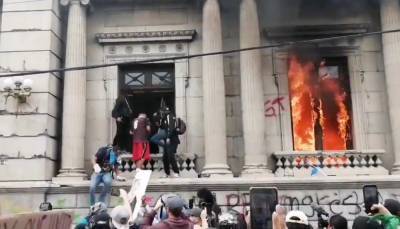 В Гватемале – массовые протесты из-за плохого бюджета, люди подожгли парламент: видео