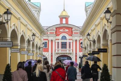 Вояж за скидкой: петербуржцы ушли из торговых центров в аутлеты