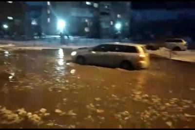 Из-за коммунальной аварии новосибирцы переходят улицу по колено в воде