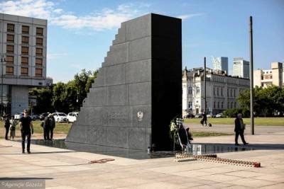 Сторонники абортов осквернили памятник жертвам Смоленской авиакатастрофы