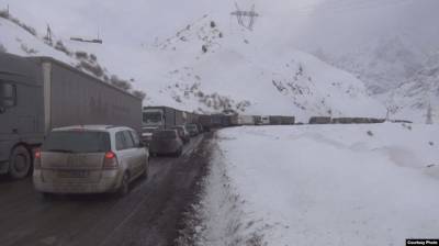 Автодорога Душанбе-Худжанд временно закрыта для грузовиков и фур