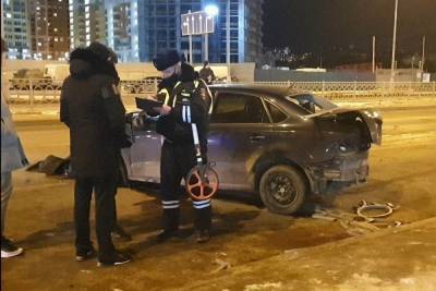 В Екатеринбурге Фольксваген врезался в бордюр, погибла женщина