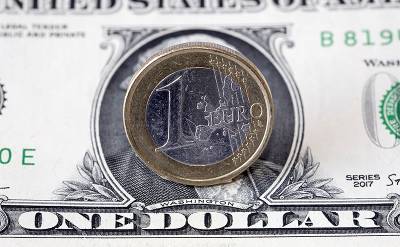 Эксперт: доллар рискует опуститься на новый уровень к евро