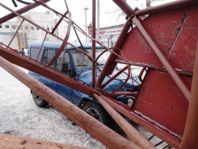 В Москве строительный кран упал на жилой дом
