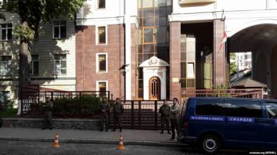 7 часов на коленях: белорус устроил акцию у посольства Беларуси в Киеве – фото